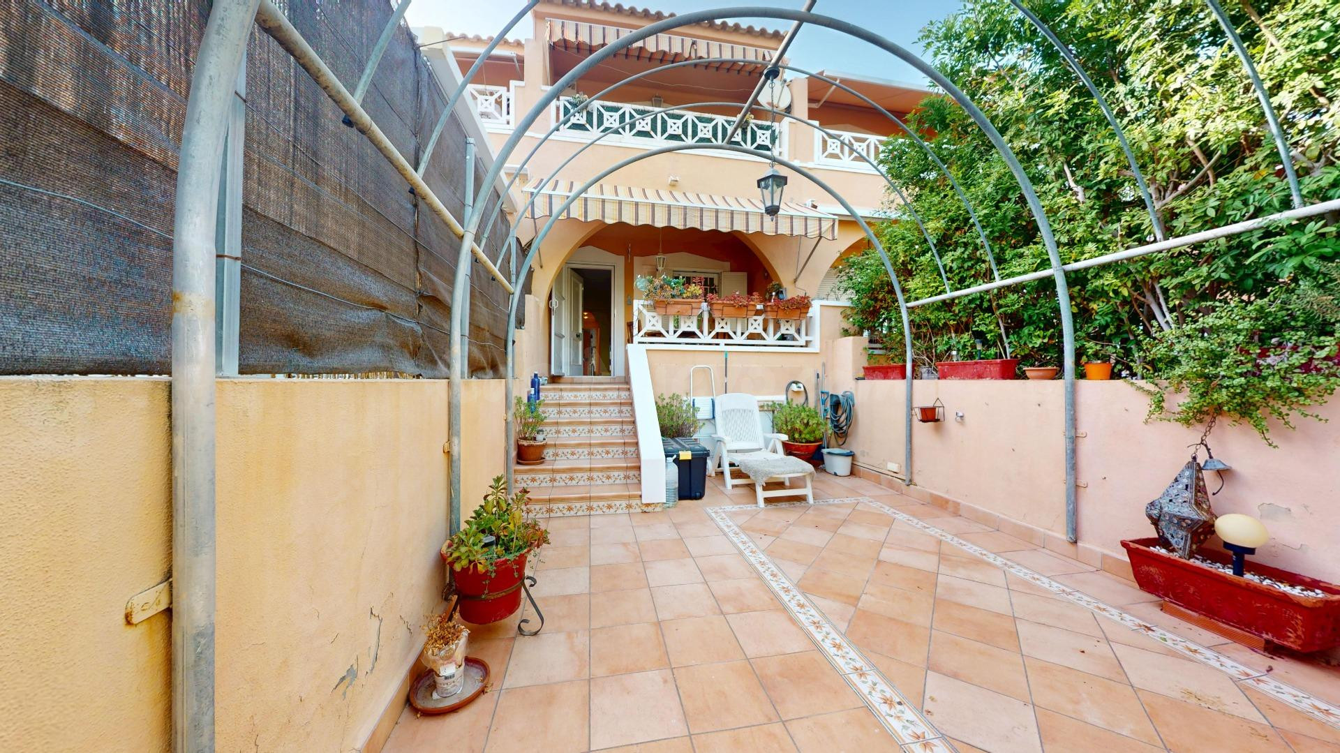 Adosado en urbanización privada en Santa Pola del Este: vive el Mediterráneo todo el año