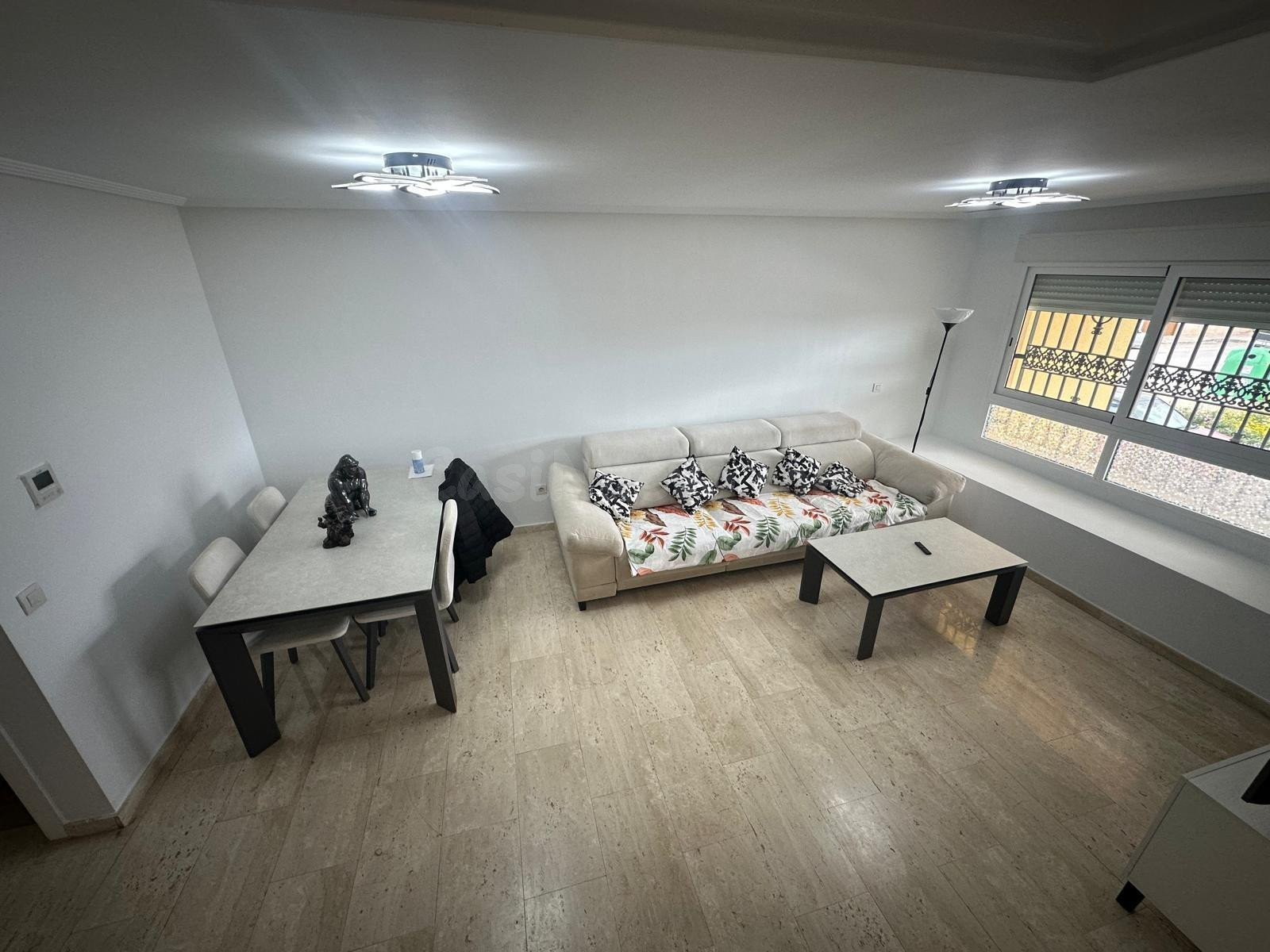 Casa adosada reformada de 254 m2 con garaje y terrazas en Monforte del Cid