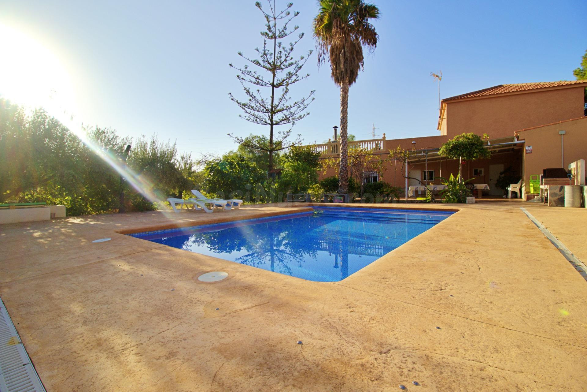 Impresionante Chalet en Elche Pedanías - Con Piscina y Amplios Espacios