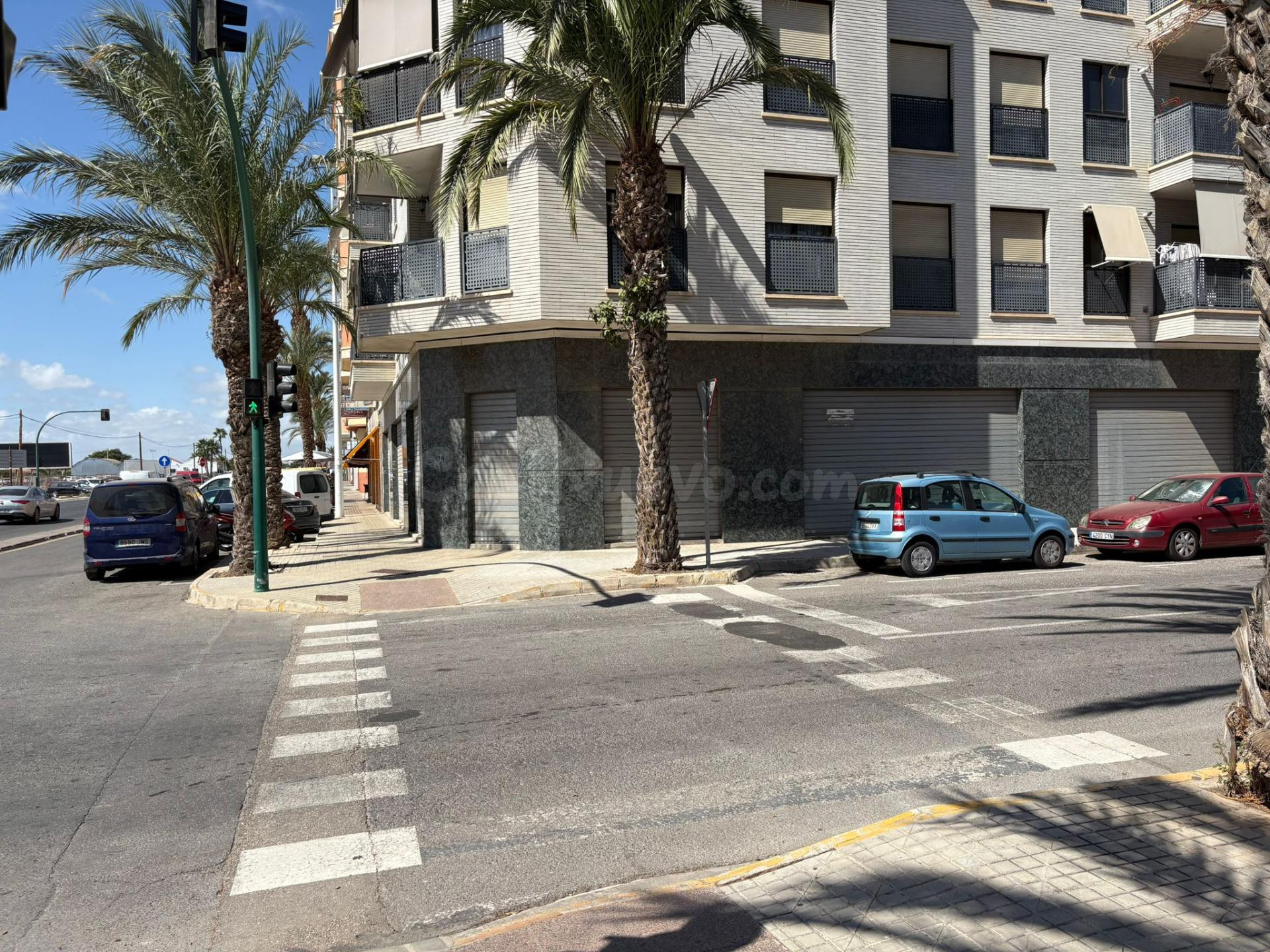 Se alquila este fantástico local esquina frente a la gasolinera de Torrellano, con 6 persianas y la puerta a 2 calles con techos altos, salida de humos, en un local con muchísimo escaparate para el