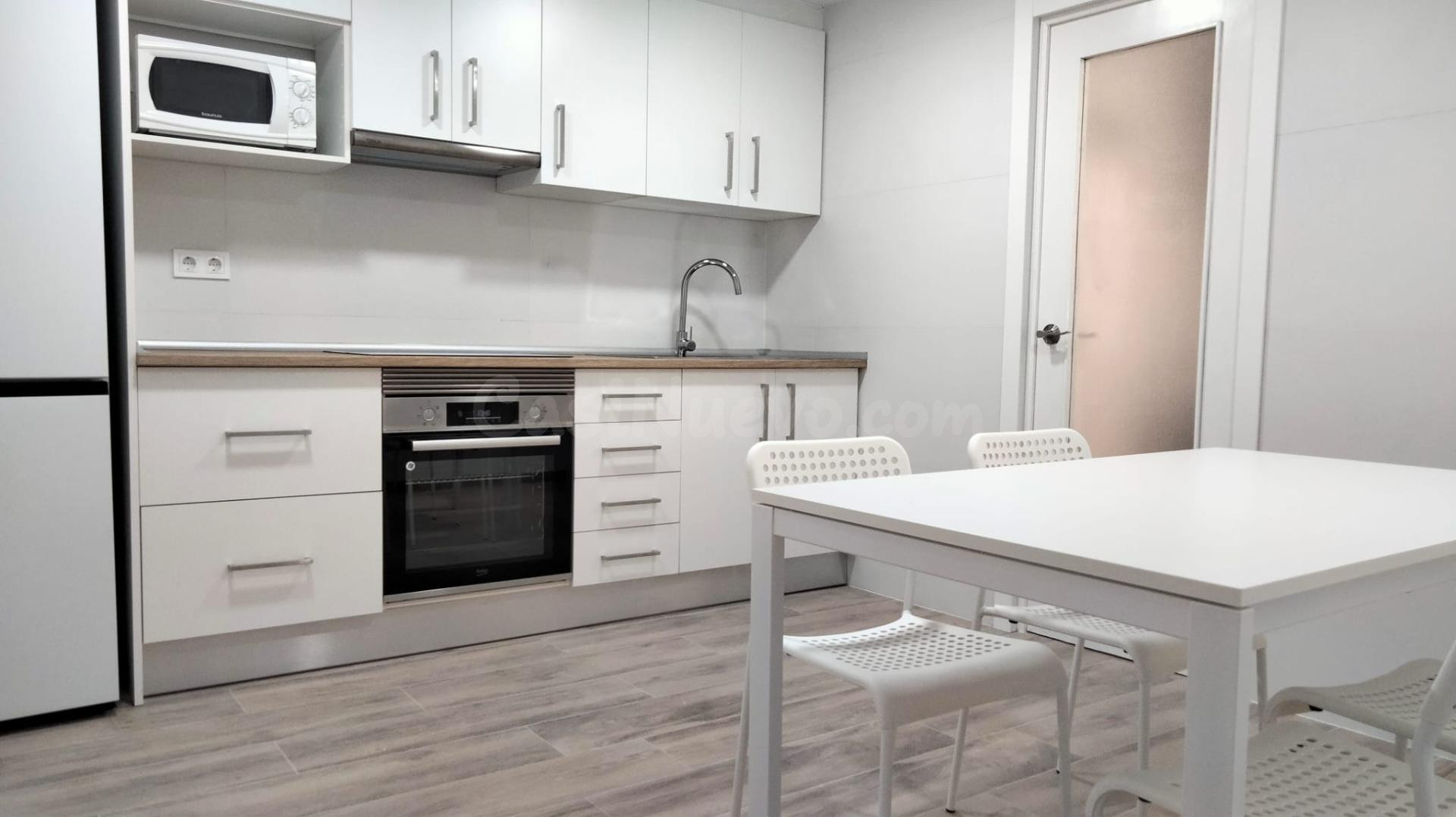 Alquiler del piso con habitaciones exteriores para estudiantes a dos calle de la Universidad!!