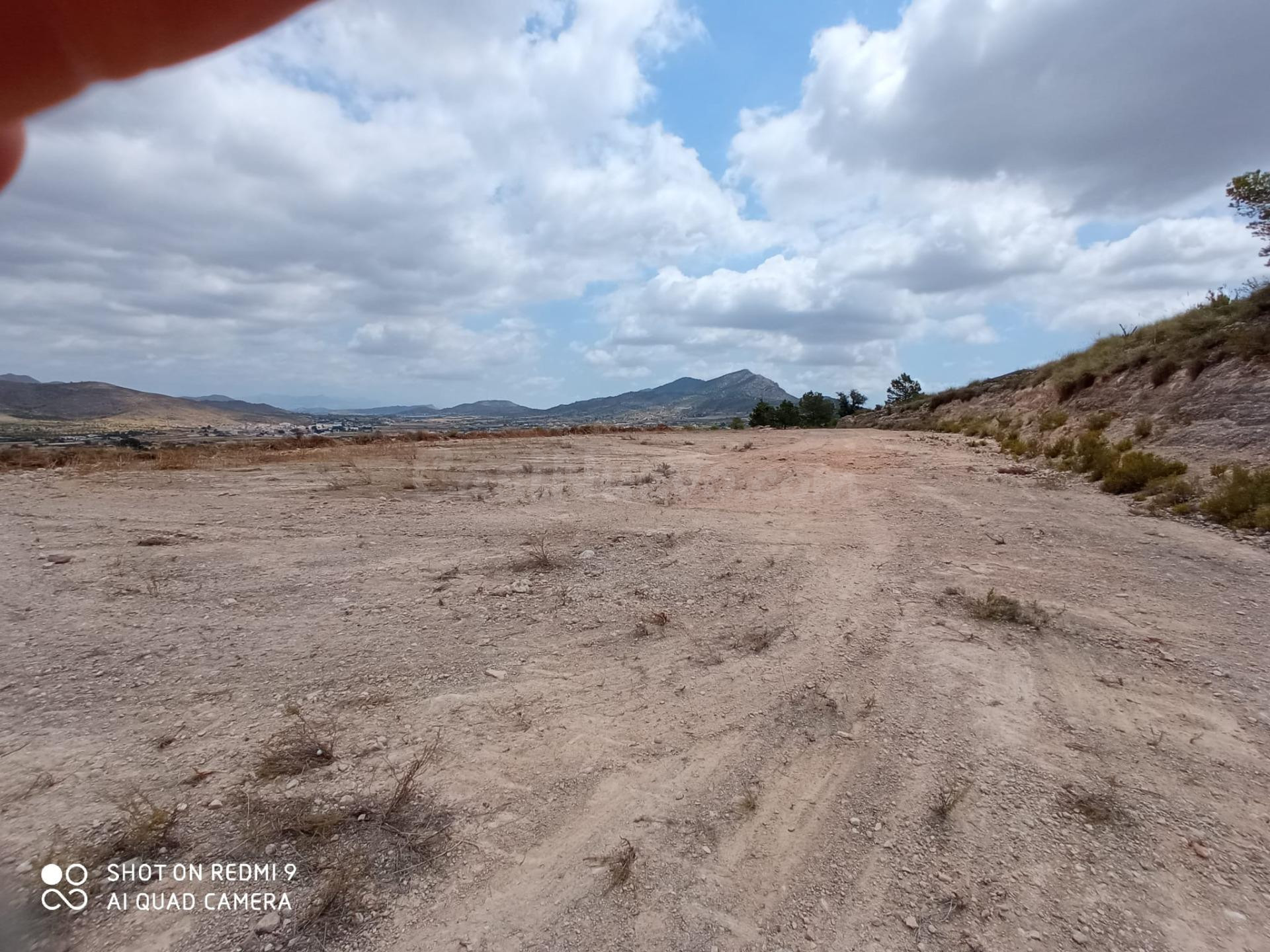SE VENDE PARCELA RÚSTICA, ACTUALMENTE NO SE PUEDE CONSTRUIR EN HONDON DE LOS FRAILES CON LUZ Y AGUA!