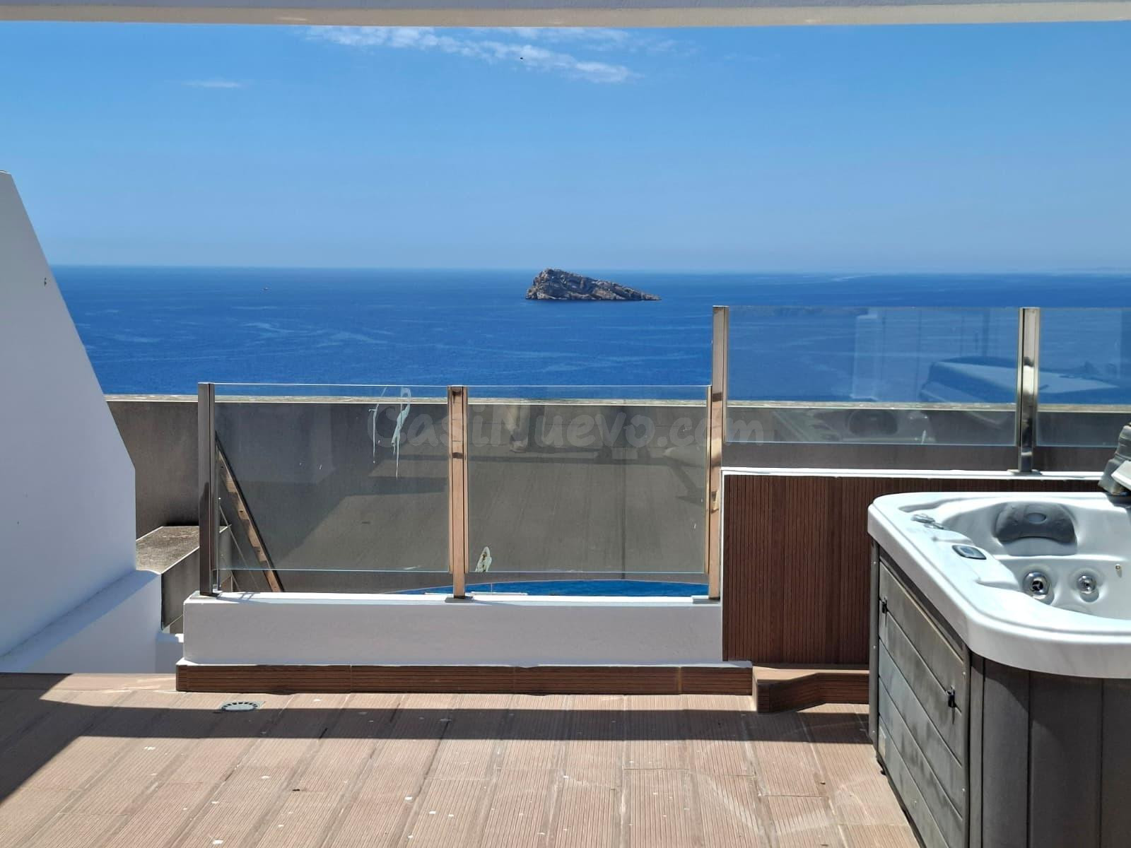 Tu oasis privado sobre el Mediterráneo: ático dúplex con jacuzzi y espectacular solárium en Benidorm ✨