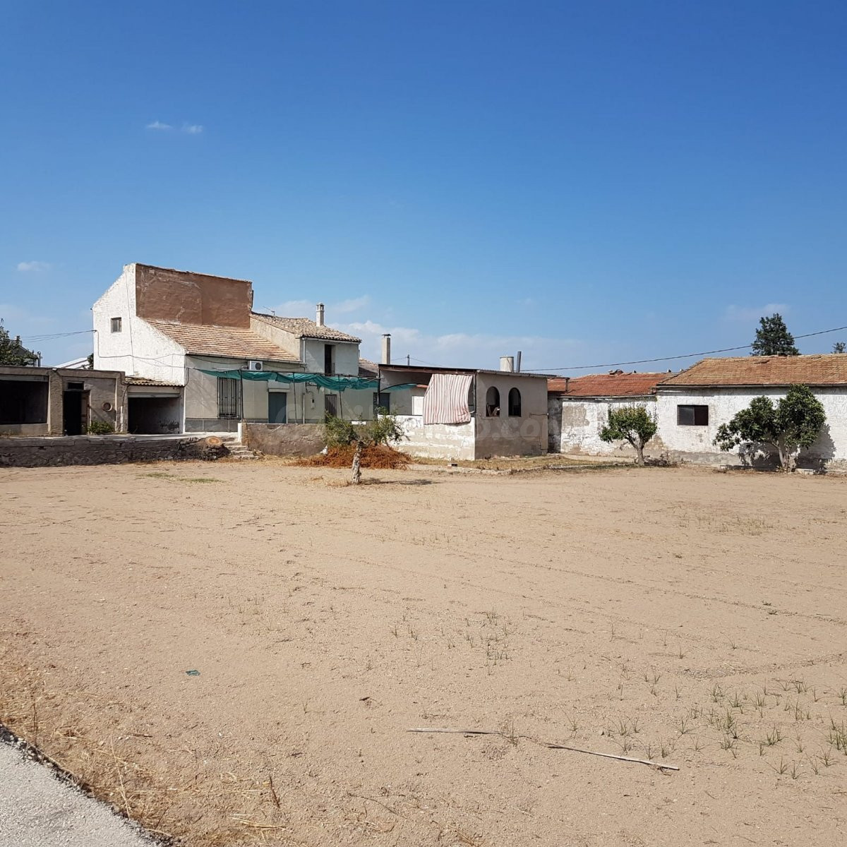 Amplia parcela de 3600 m2, de huerta urbana en Los Dolores con casas y nave para reformar