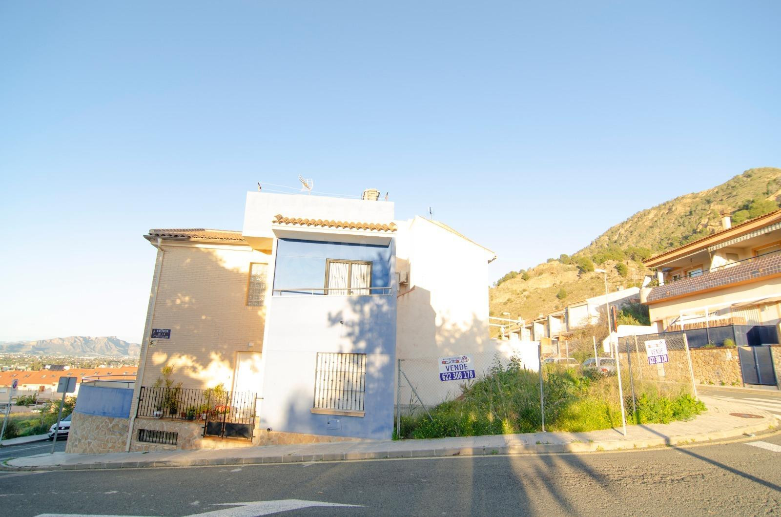 Parcela en esquina para chalet independiente con vistas a la sierra y orientación mediodía en Montegrande – Torreagüera