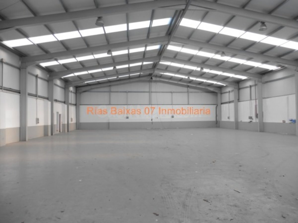 REF 2532 NAVE 1810 m2 CON DOS PLANTAS OFICINAS y 2000 M2 CAMPA CERCA PONTEVEDRA