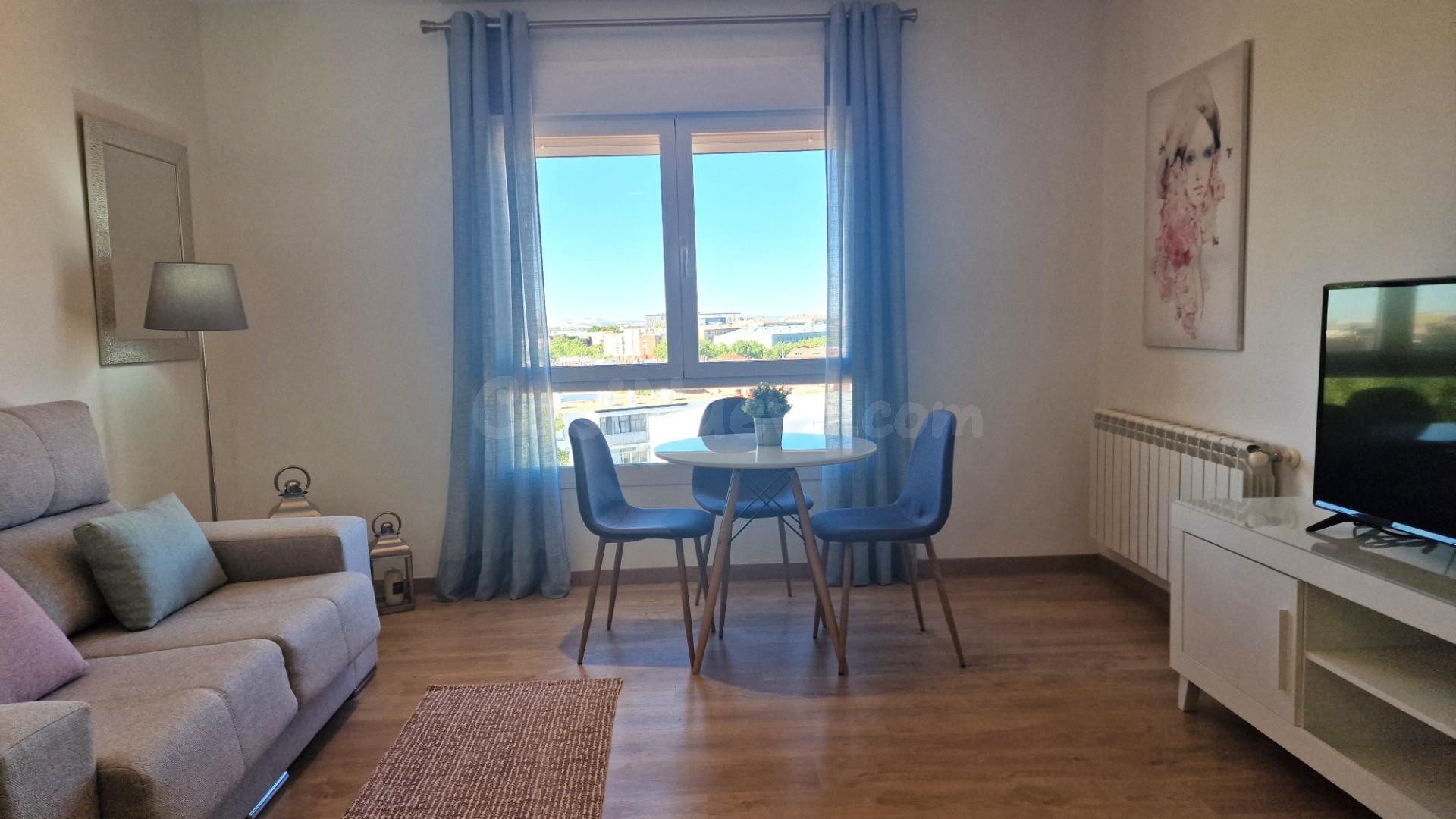 Bonito piso de un dormitorio, amueblado, calefacción , aire acondicionado, plaza de garaje y trastero.