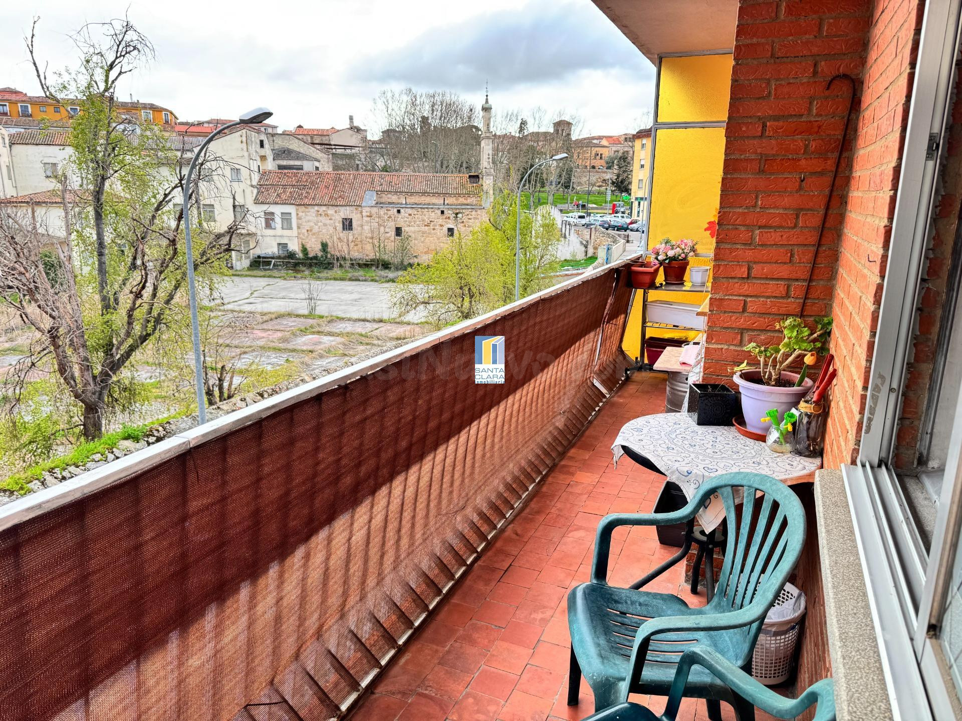PISO EN VENTA DE 3 DORMITORIOS, TERRAZA Y GARAJE CERRADO EN ZONA LAS VEGAS, ZAMORA.