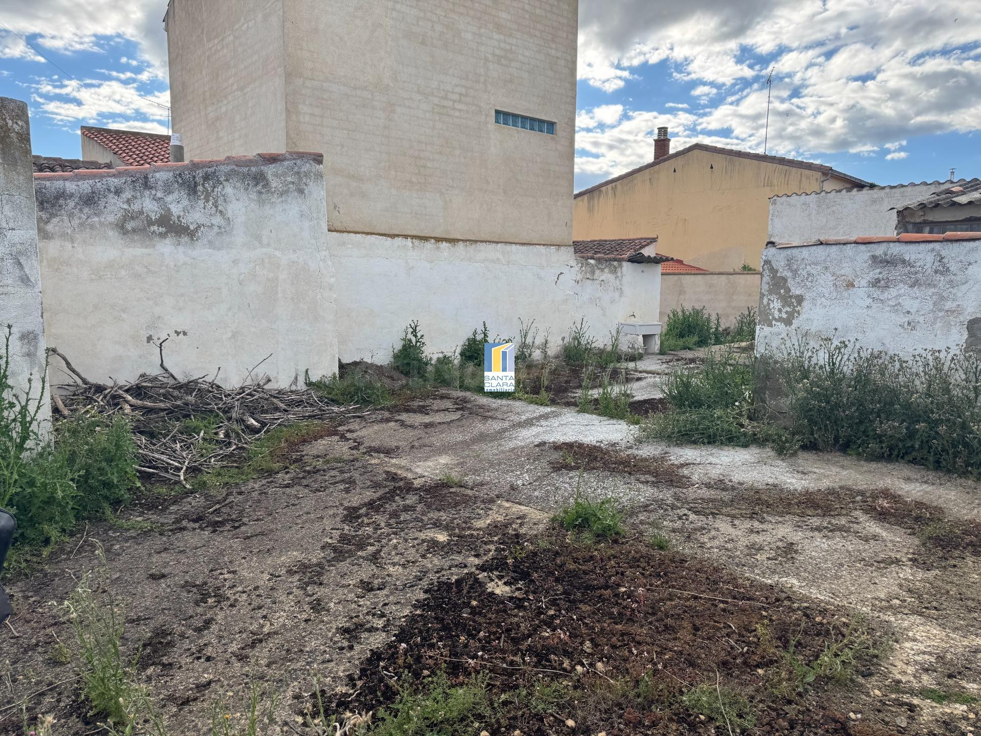 CASA EN VENTA PARA REFORMAR DE 3 DORMITORIOS Y PATIO EN VILLALPANDO, ZAMORA.
