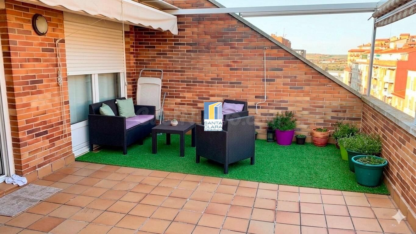 ÁTICO DÚPLEX EN VENTA CON 2 DORMITORIOS, AMPLIA TERRAZA Y GARAJE EN ZONA CENTRO, ZAMORA.