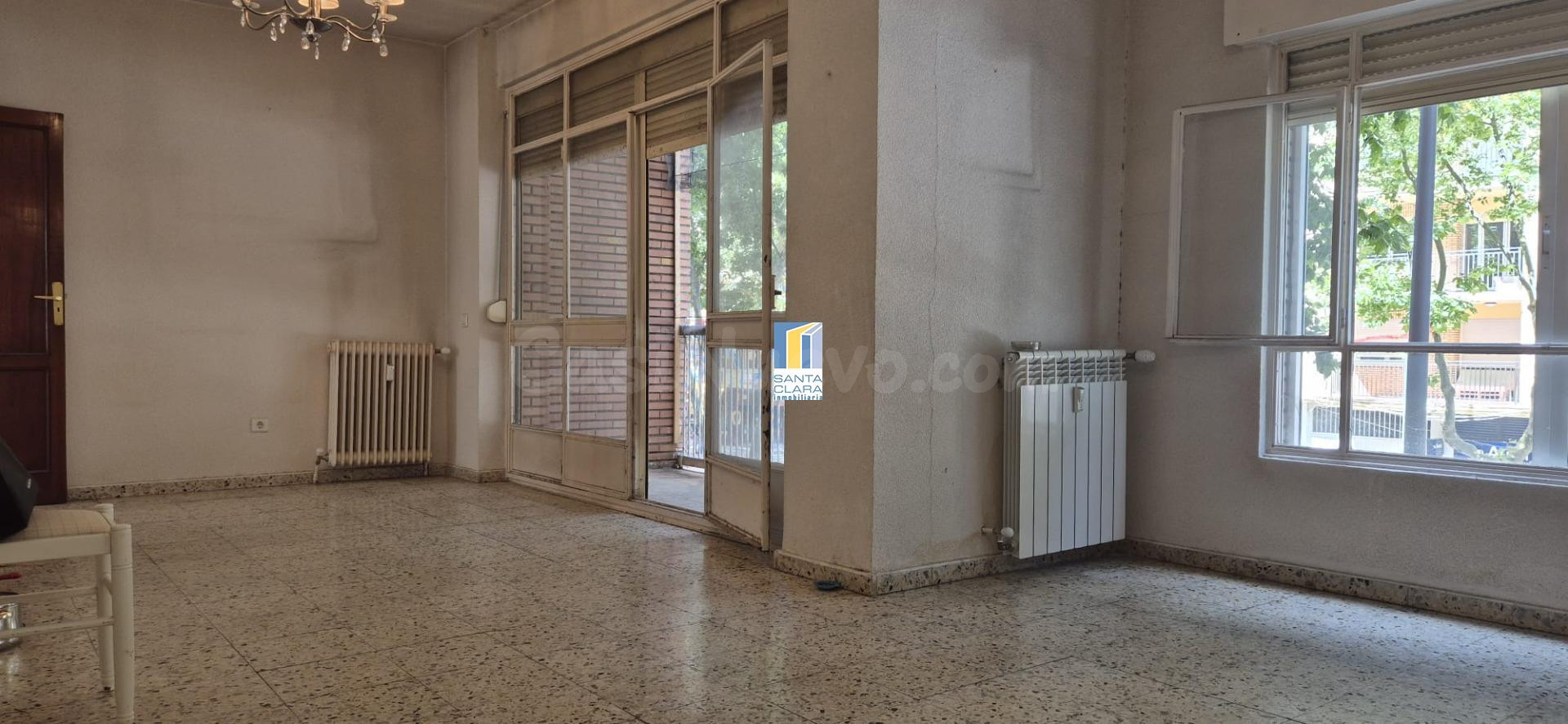 PISO EN VENTA DE 4 DORMITORIOS Y 2 BAÑOS EN ZONA TRES CRUCES, ZAMORA.