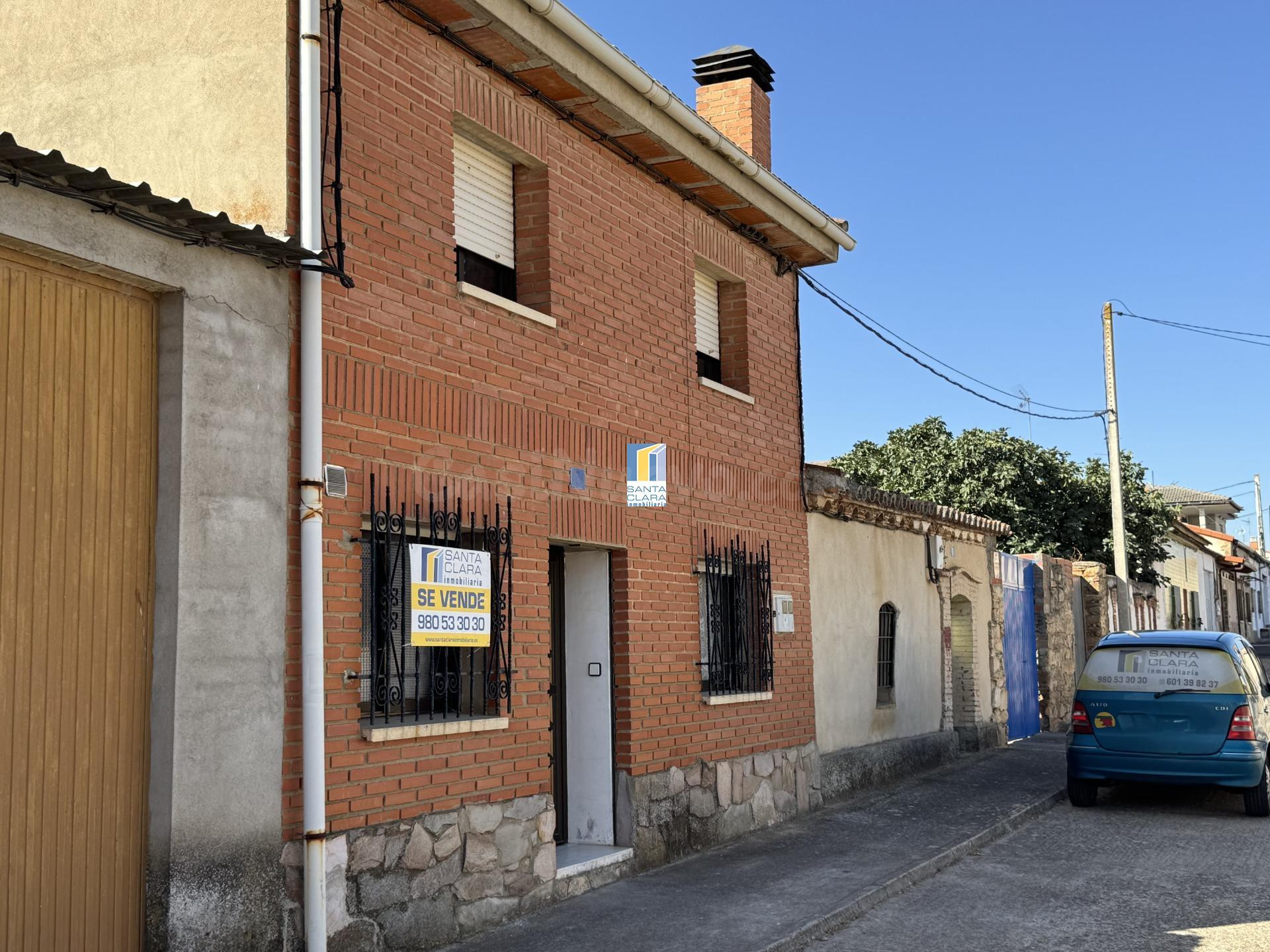 CASA EN VENTA CON 3 DORMITORIOS Y PATIO EN MONTAMARTA (ZAMORA)