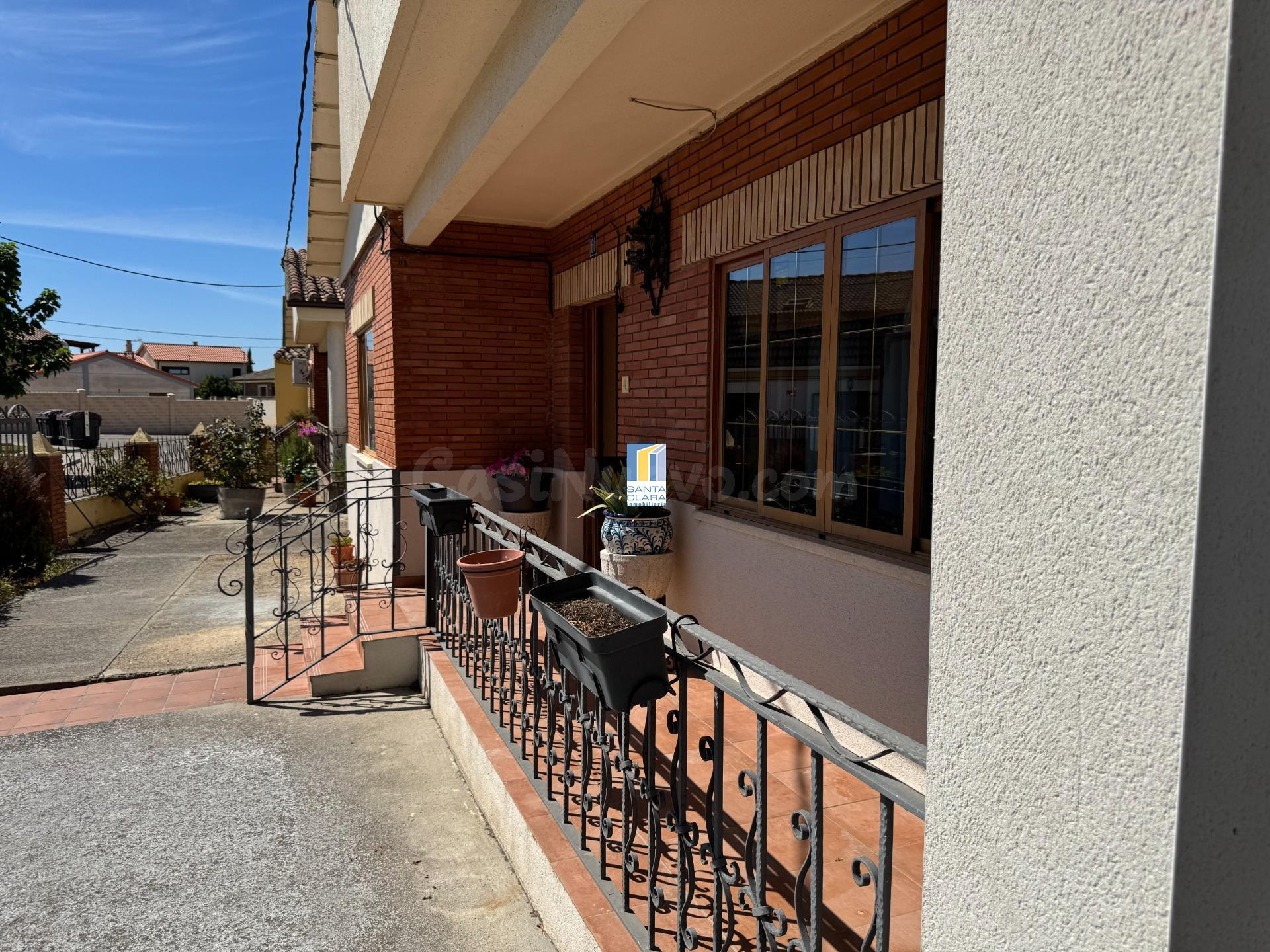 CHALET EN VENTA CON 3 DORMITORIOS, GARAJE, PATIO Y MERENDERO CON COCINA EN MORALEJA DEL VINO (ZAMORA)