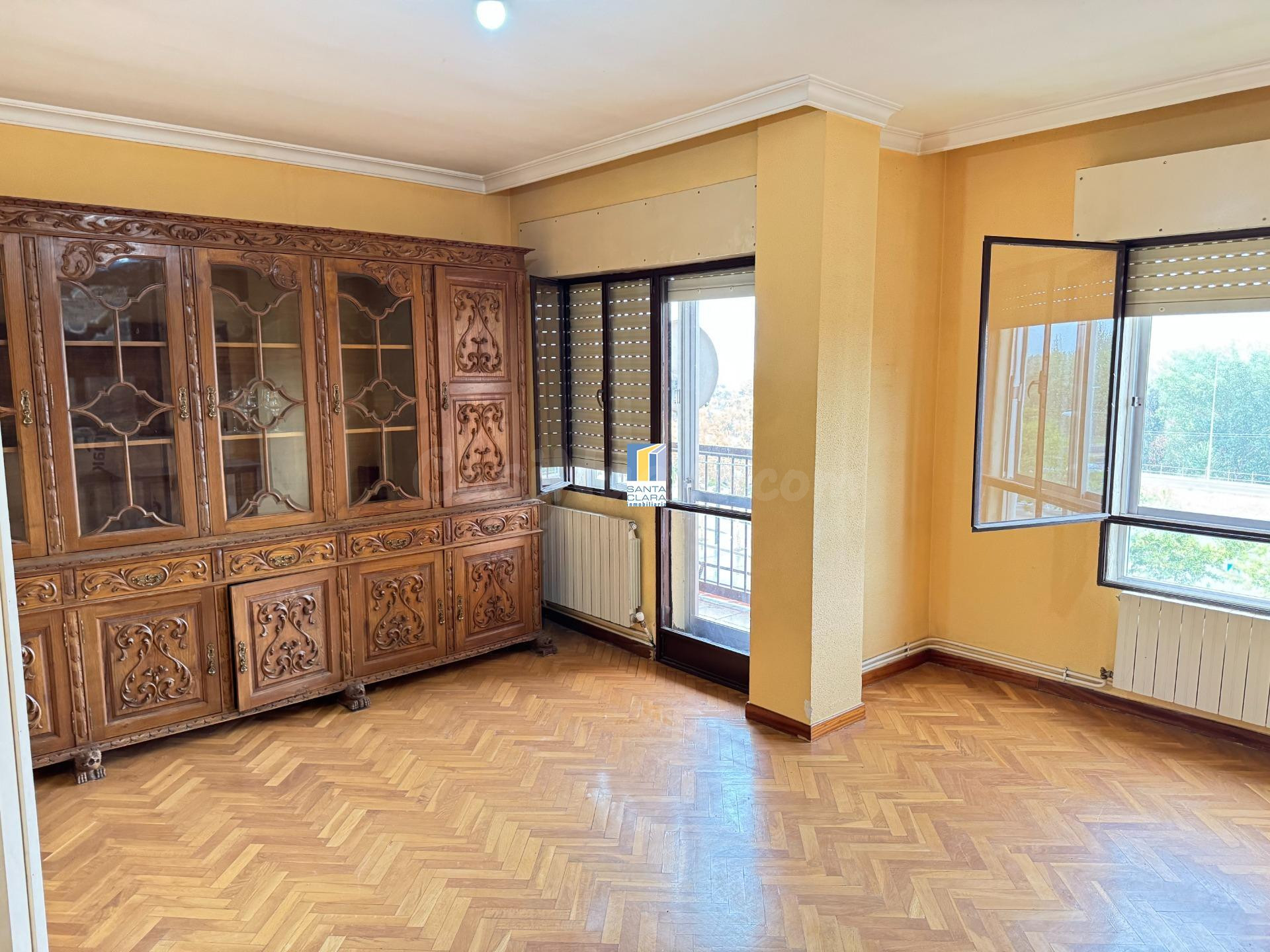 PISO EN VENTA DE 3 DORMITORIOS Y DOS TERRAZAS EN ZONA LA CANDELARIA, ZAMORA.