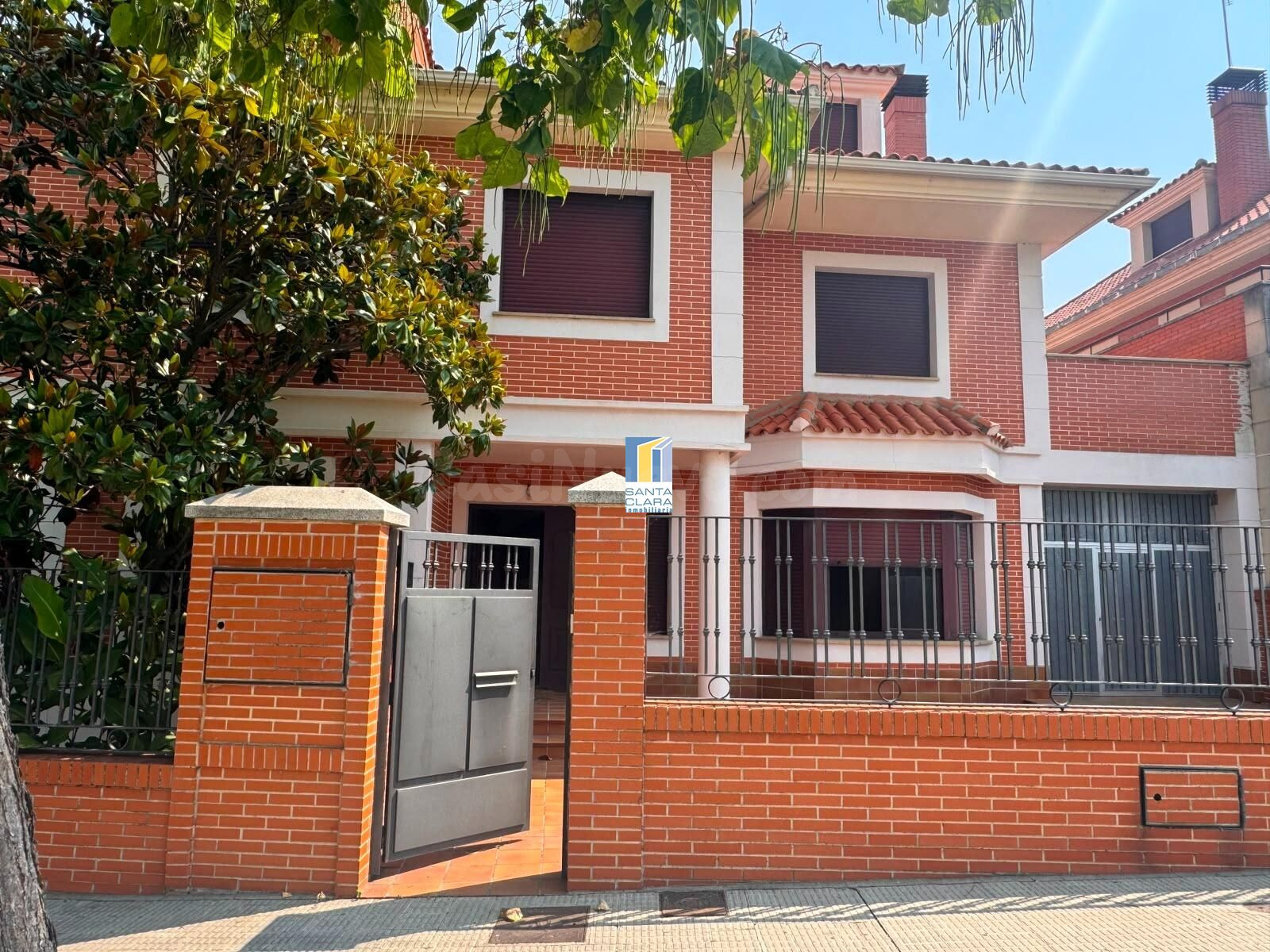 CHALET PAREADO EN VENTA CON 4 DORMITORIOS, GARAJE, JARDÍN Y BODEGA EN ZONA LAS VEGAS, ZAMORA.