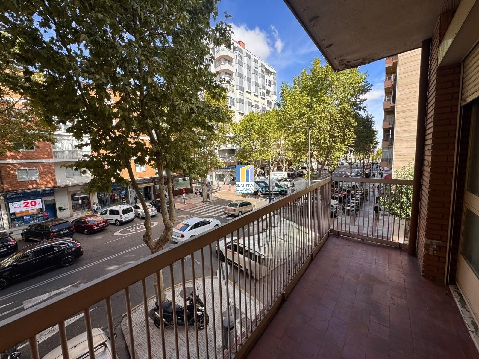 PISO EN VENTA DE 4 DORMITORIOS Y 2 BAÑOS EN ZONA TRES CRUCES, ZAMORA.