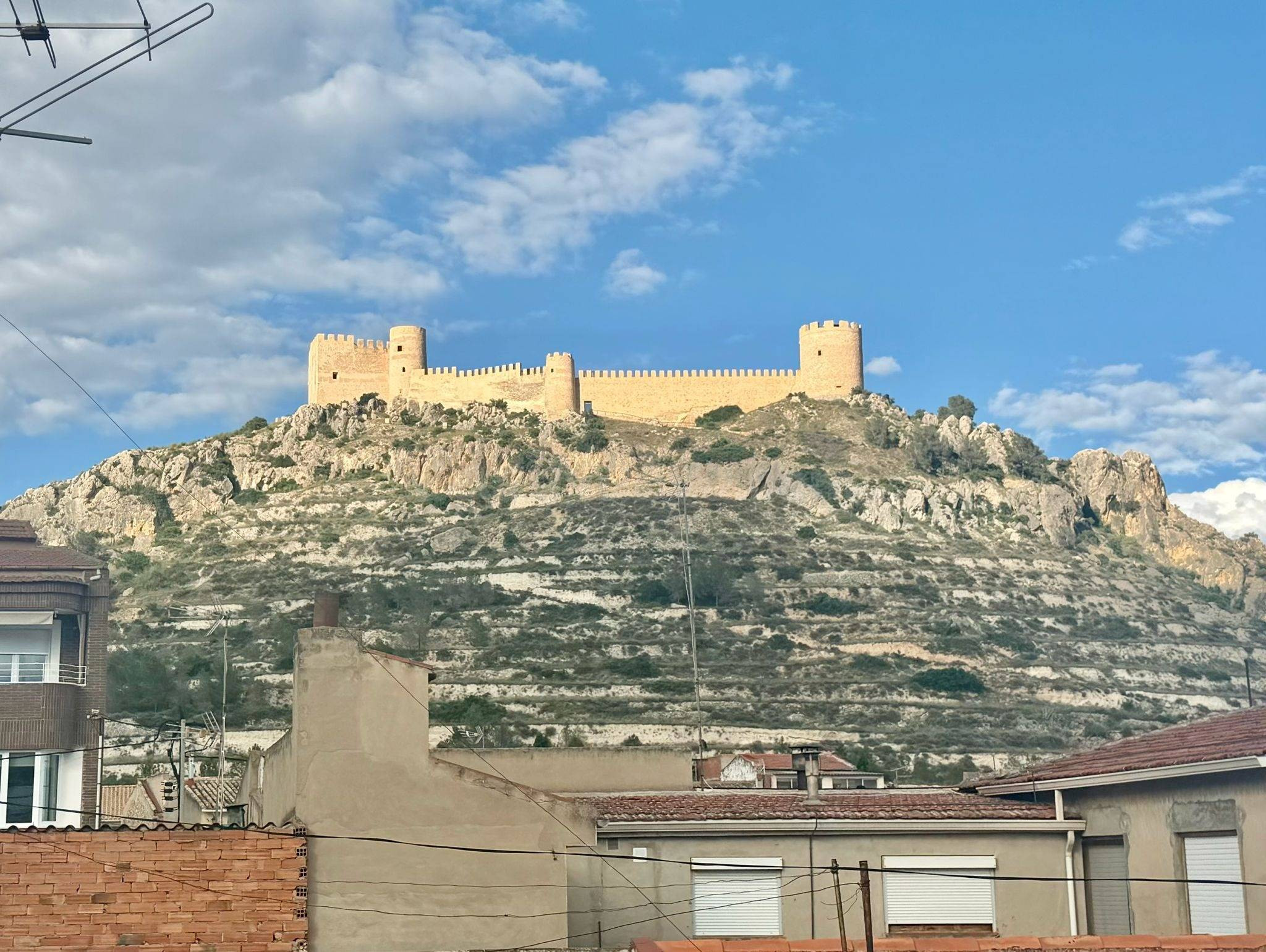 Casa con carácter y grandes posibilidades en Castalla, ubicada en una zona tranquila y con impresionantes vistas al castillo.