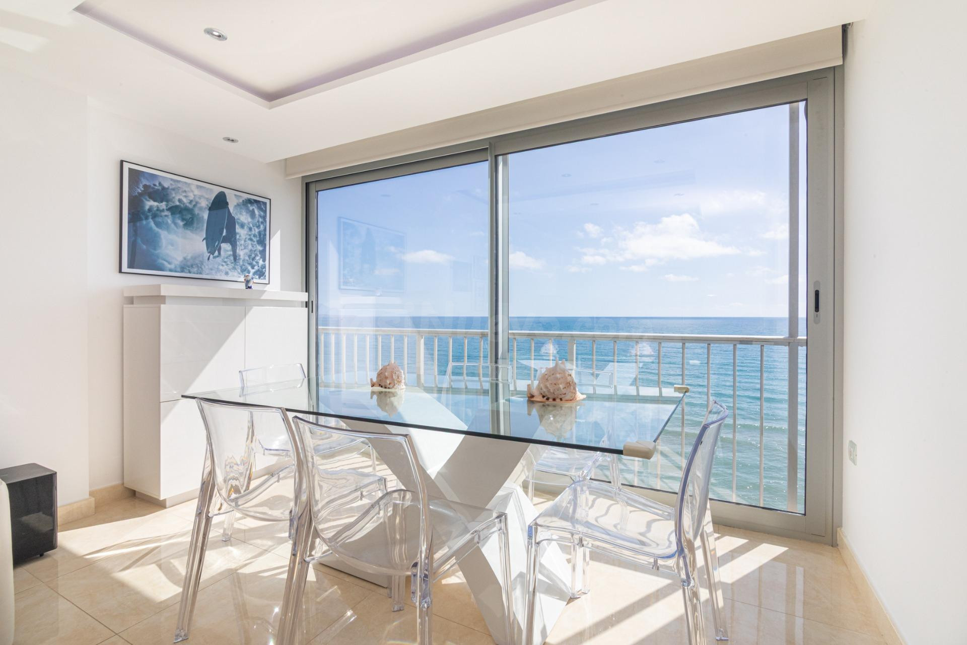 ¿TE GUSTARIA VIVIR EN EL MAR? VIVIR PARA SOÑAR DESPIERTO EN UN APARTAMENTO QUE NO SOLO TIENE VISTAS AL MAR ES LA SENSACION REAL DE ESTAR DENTRO DE EL