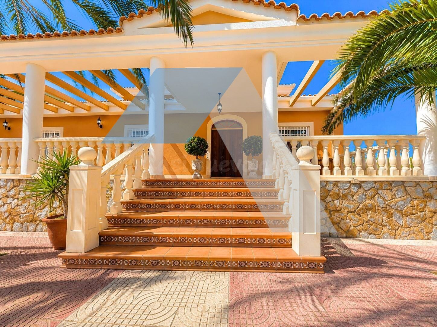 Magnífico chalet independiente de 7 dormitorios y piscina privada.