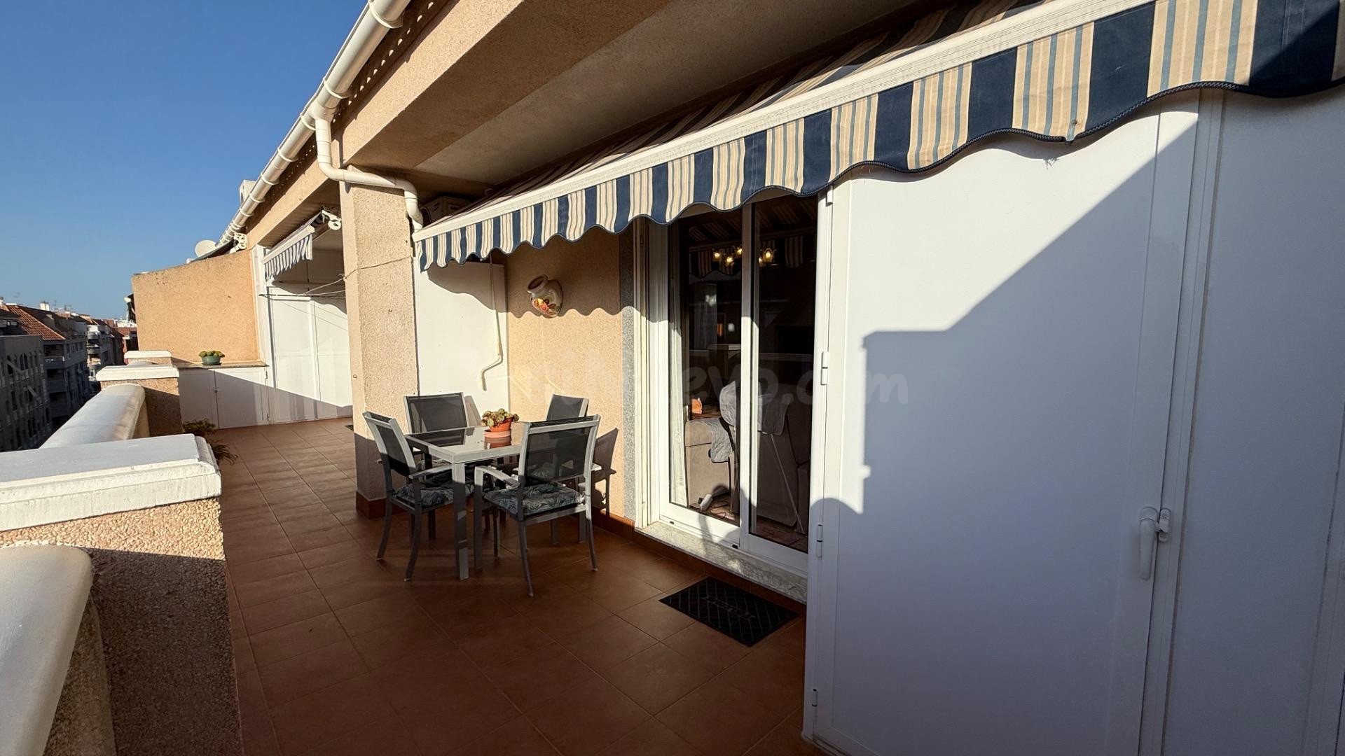 Ático esquinero con terraza de 50 m2 y sol todo el día a 200 metros de la Playa del Acequión