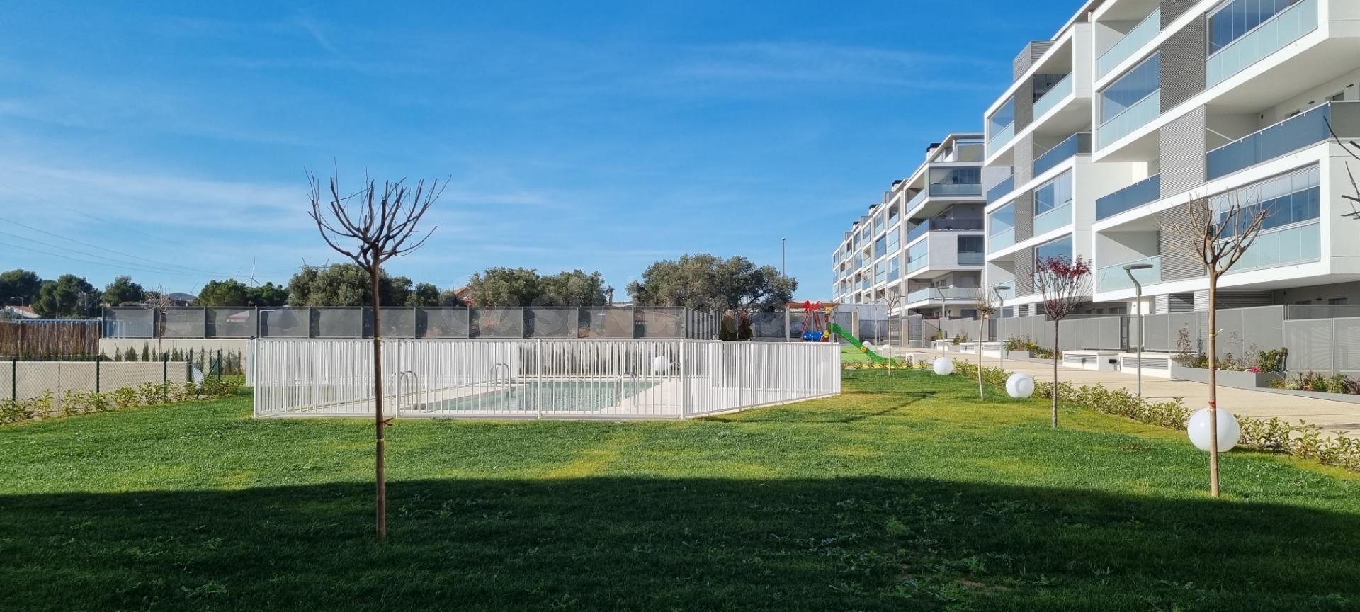 Urbanización Monteverde. Vivienda seminueva, con zonas comunes, 3 dormitorios, 2 garajes, 1 trastero en Cuarte de Huerva
