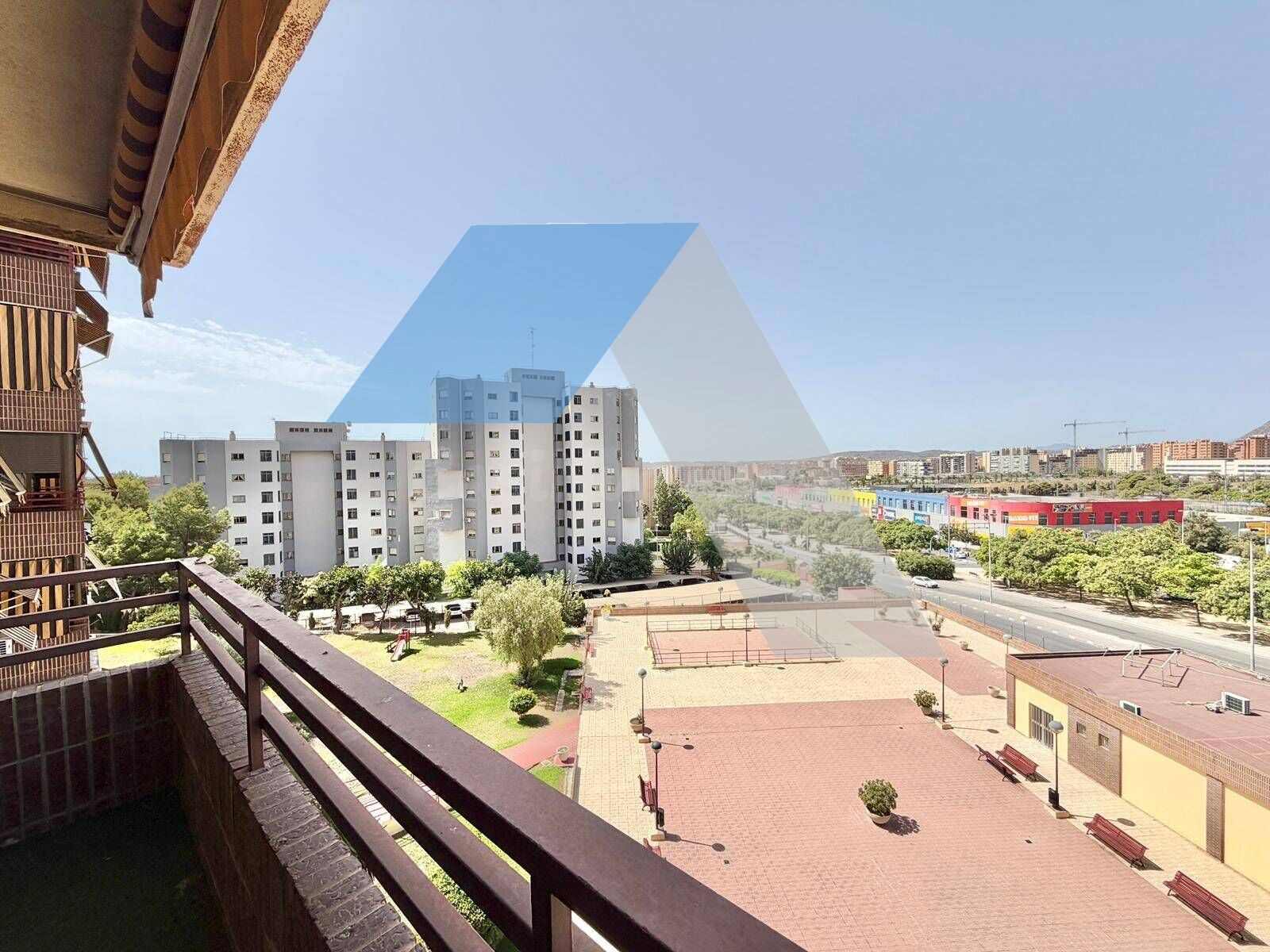 Vivienda de 4 habitaciones con piscina, zonas verdes y amplias posibilidades de reforma