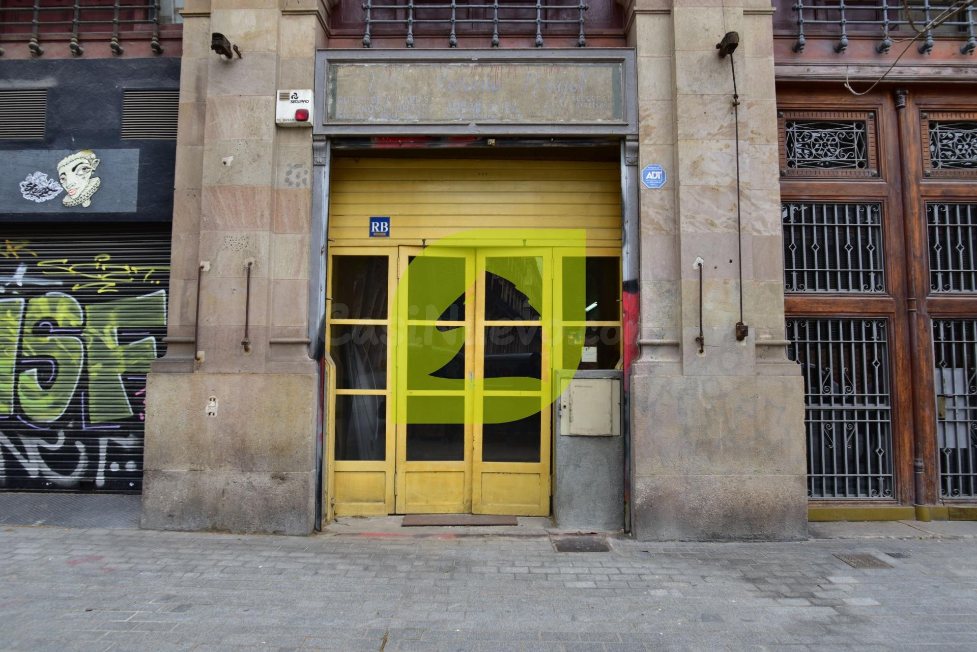 Local comercial con salida de humos frente al Mercat del Born