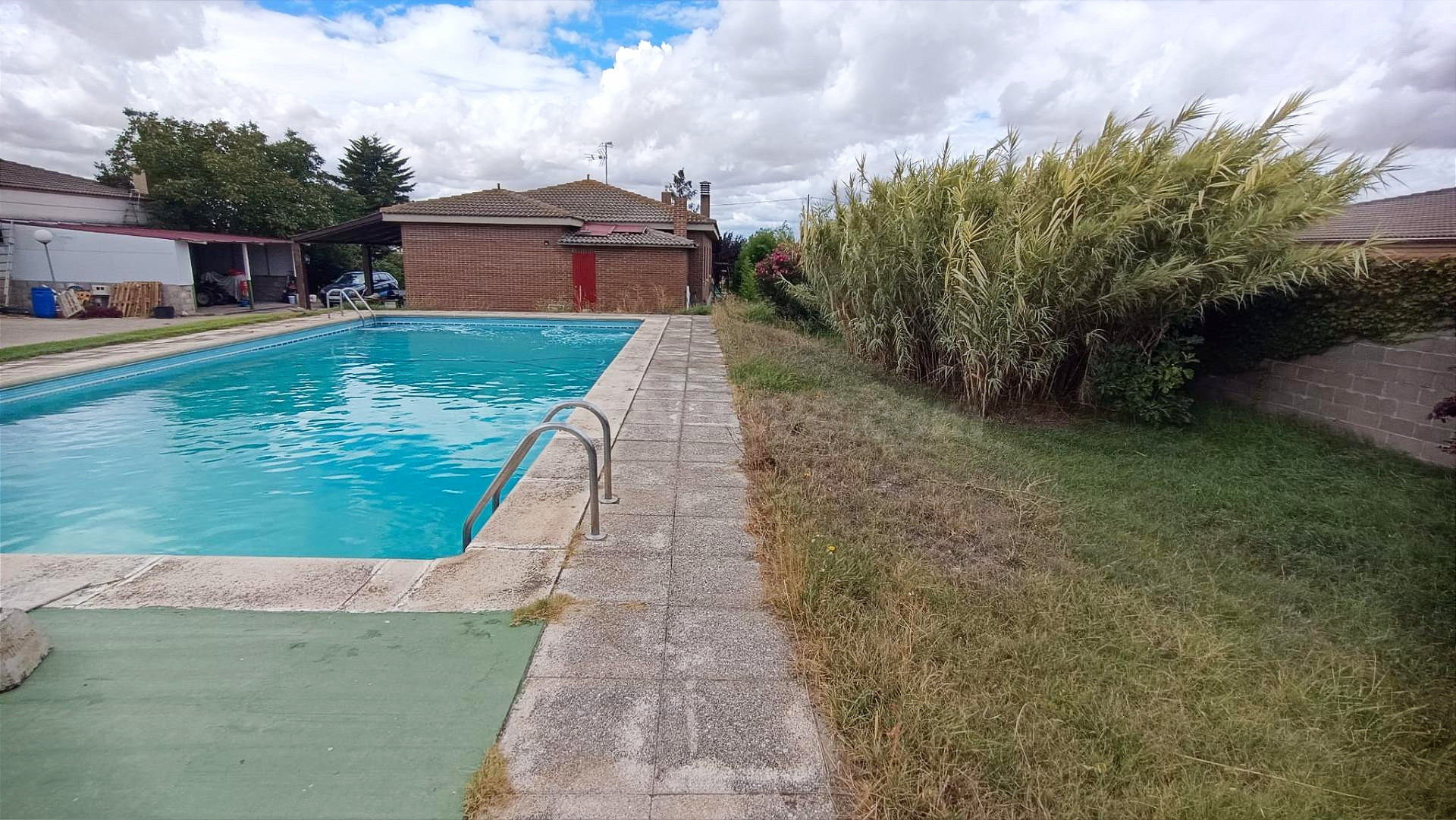VENTA DE FINCA EN VILLARALBO CON CASA, PISCINA, COBERTIZO, NAVE DE 100 M2, HUERTO, GALLINERO... (4 DORMITORIOS, BAÑO, 2 CHIMENEAS, POZO, BARBACOA)...