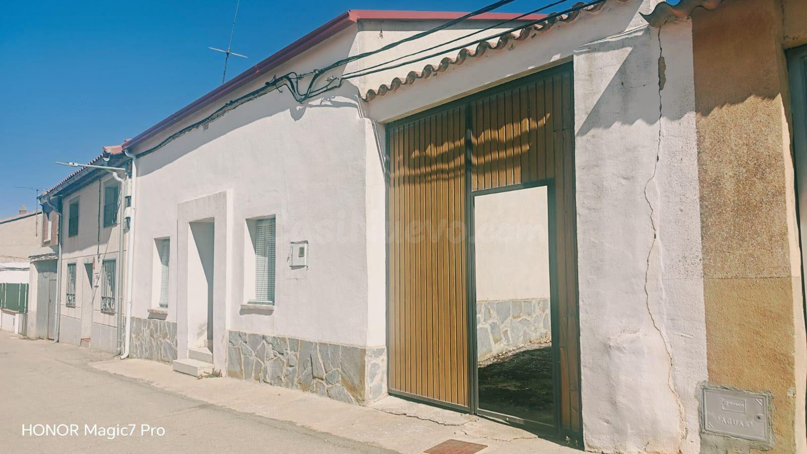 CASA EN VENTA EN MANGANESES DE LA LAMPREANA, BUEN ESTADO, 3 DORMITORIOS, JARDIN