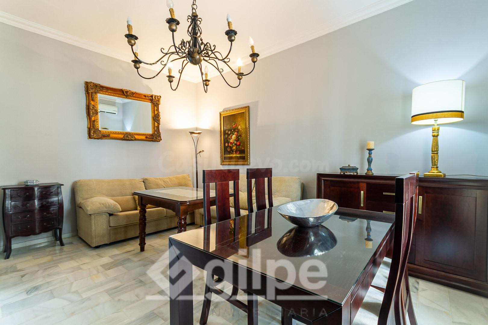 SE VENDE CASA  CON COCHERA