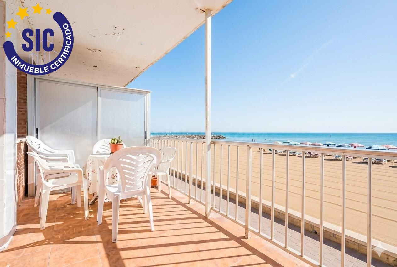 Apartamento en primera linea de playa en el Perelló con amplia terraza frente al mar