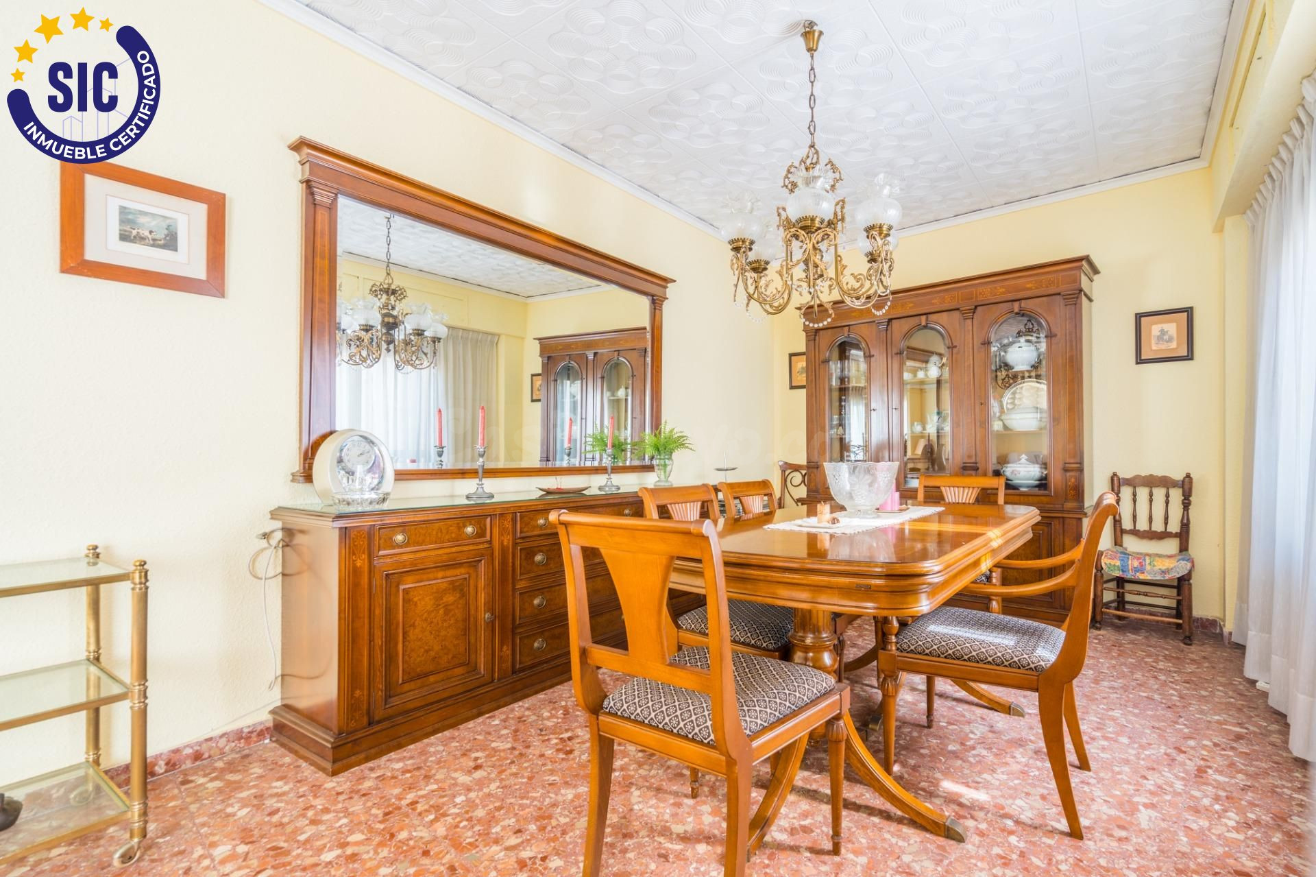 Casa independiente de 364m2 en pleno centro de Sagunto con gran terraza y garaje privado