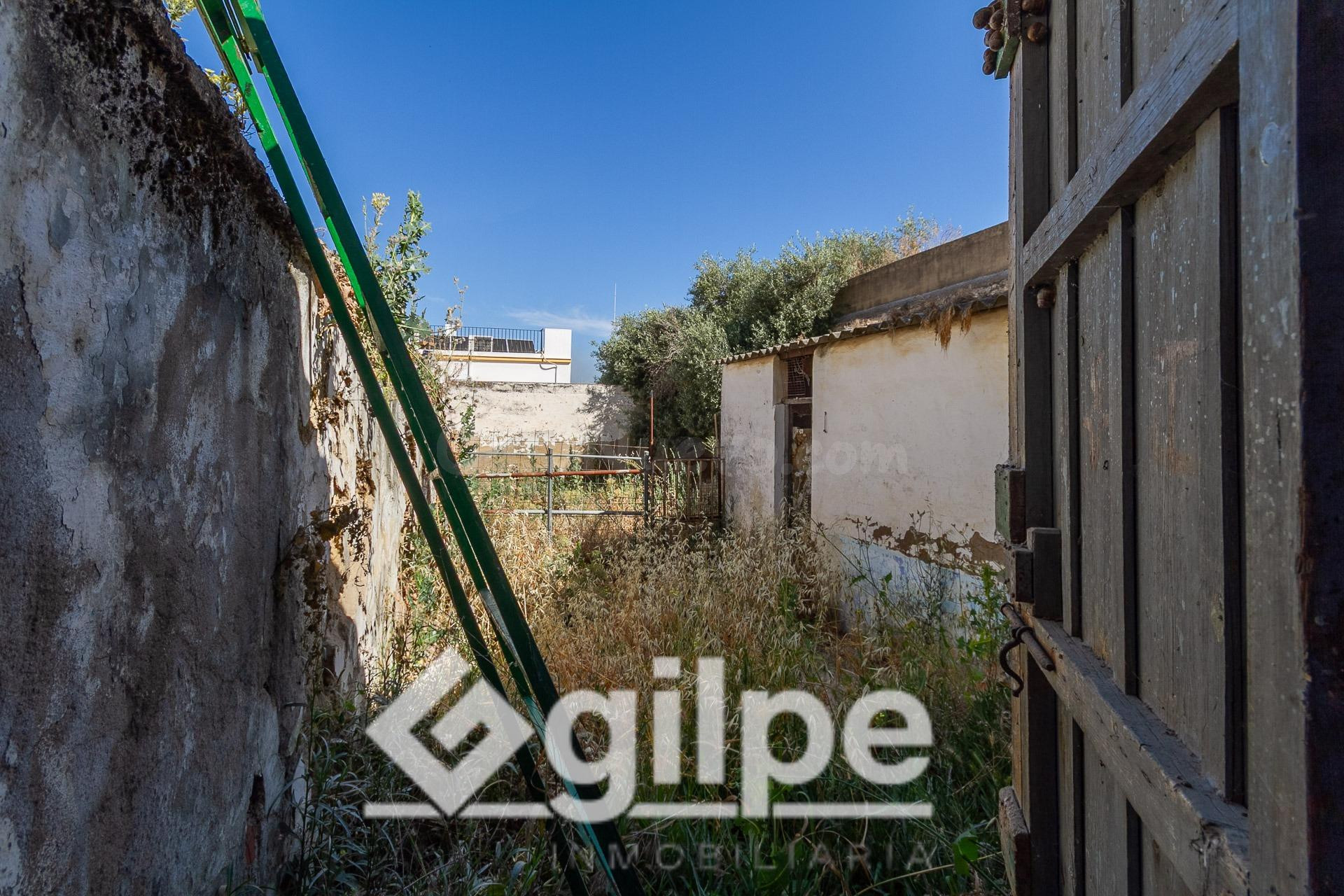 Casa en venta en Marchena, San Miguel – 4 dormitorios, 194 m2 y gran solar de 253 m2 para reforma integral