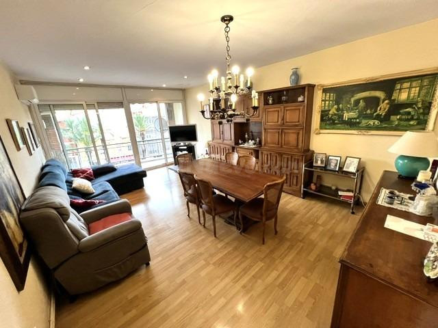 Piso de 5 habitaciones, y balcón en la zona más exclusiva de Cornellà ( zona Poblet) 165m2 te esperan