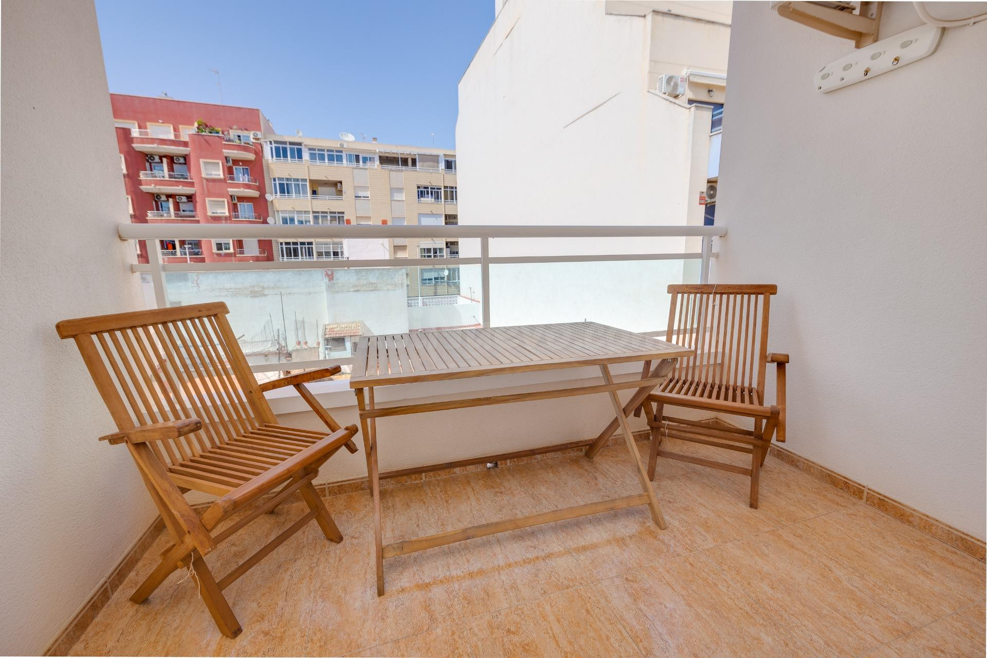 Apartamento de dos dormitorios con piscina comunitaria en el centro de Torrevieja