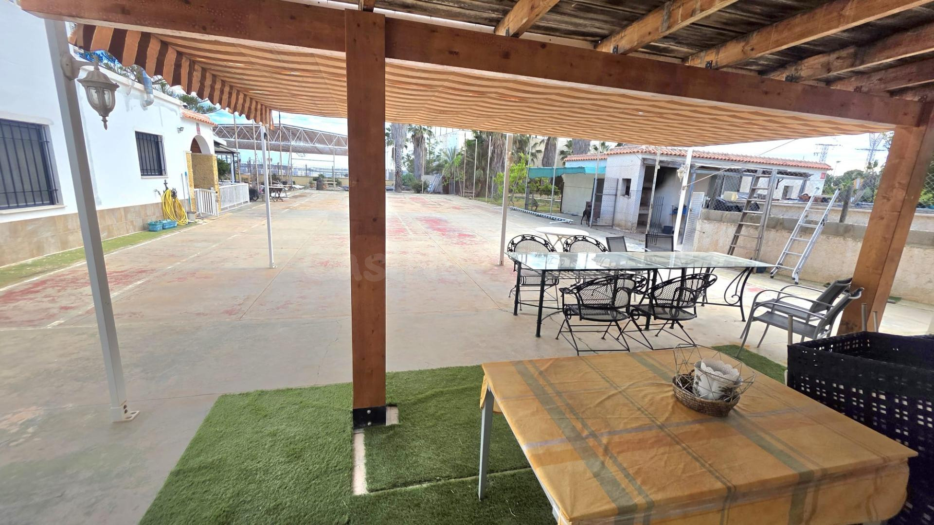 Finca de 5.000 m2 con 3 Viviendas Independientes, Piscina y Pista Deportiva – Guardamar del Segura