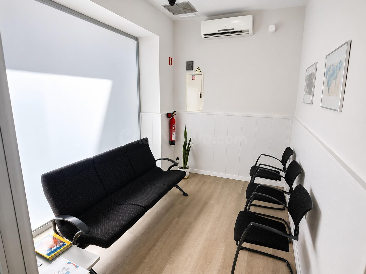 LOS ANGELES - LOCAL COMERCIAL AMPLIO ADAPTADO PARA CONSULTAS O DESPACHOS PROFESIONALES