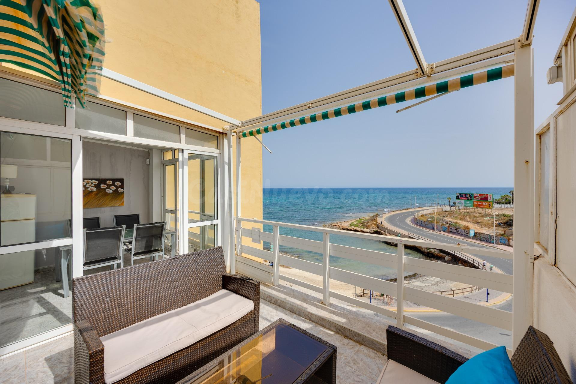 Apartamento de dos dormitorios, en primera línea, con fantásticas vistas al mar