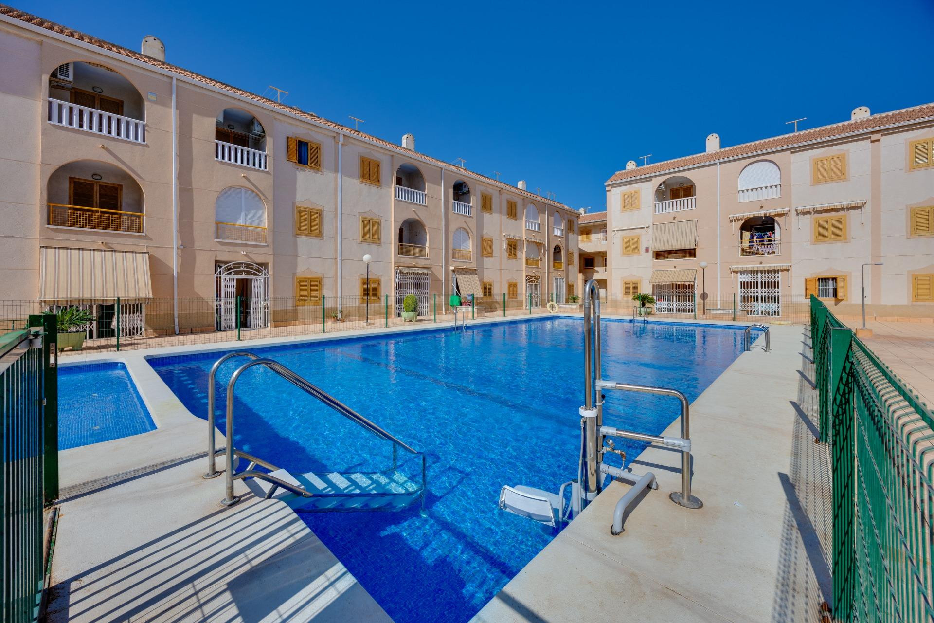 Apartamento de 3 dormitorios y piscina comunitaria en Acequion, Torrevieja