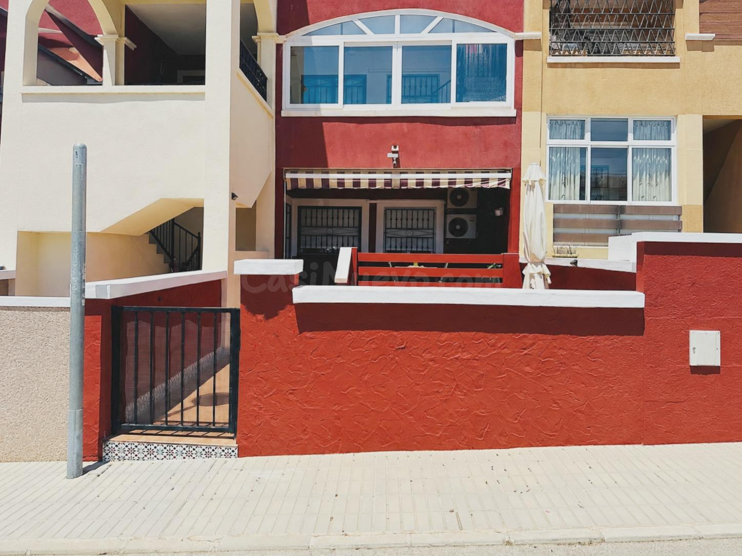 Bungalow en planta baja con amplia terraza y piscina comunitaria en Los Altos
