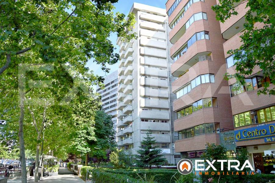 Piso sin amueblar de 5 dormitorios, garaje doble y trastero en Sor Ángela de la Cruz