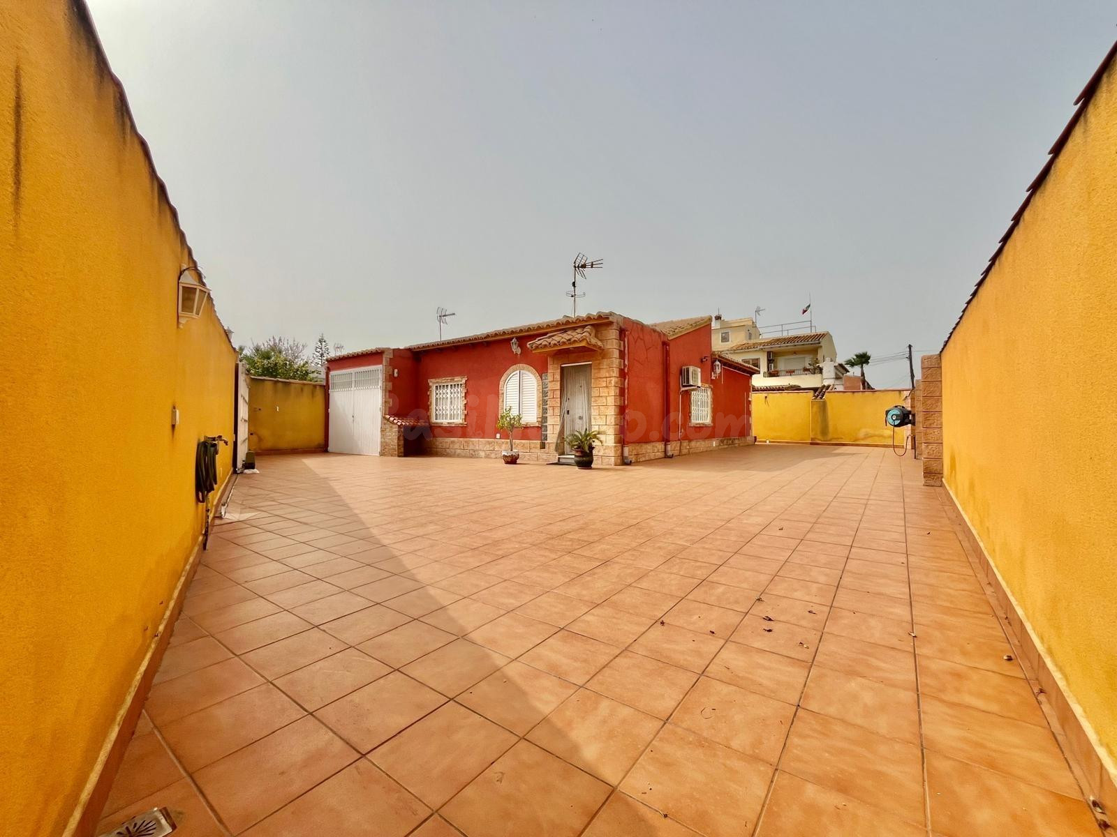 Chalet con parcela privada y garaje en Los Balcones