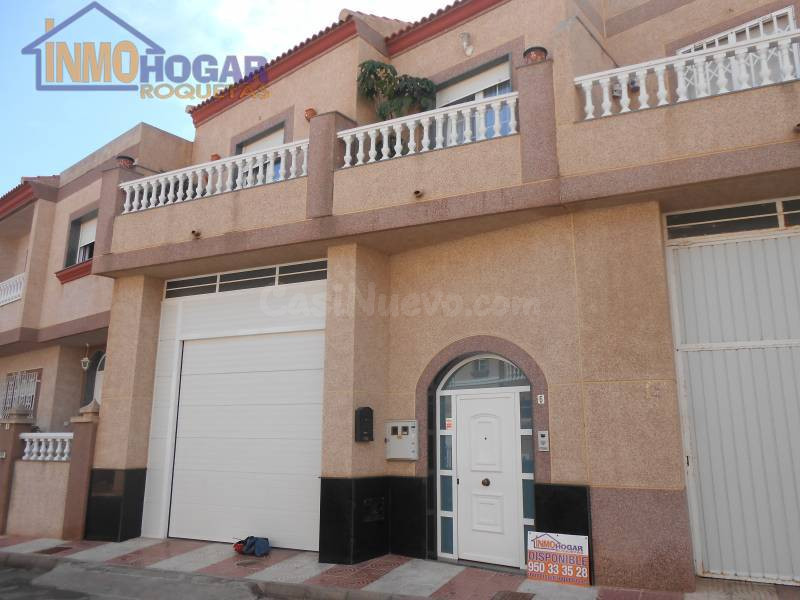 CASA GRANDE, BELLA Y OPERATIVA CENTRO DE CIUDAD, decoración MINIMALISTA, SERVICIOS Y PLAYA MUY CERCA
