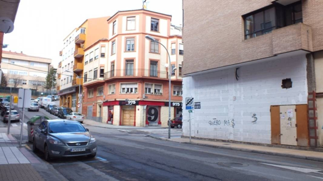 Alquler Local comercial 110 m2, 5 m. altura, INSONORIZADO, en esquina, zona Plaza de Toros