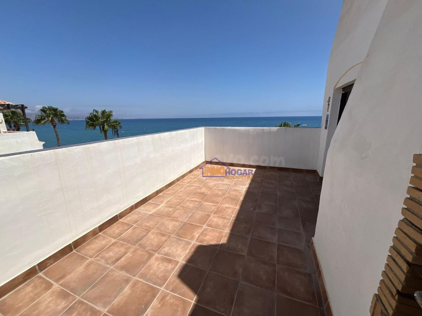 Ático en primera línea de playa con gran terraza y vistas frontales al mar