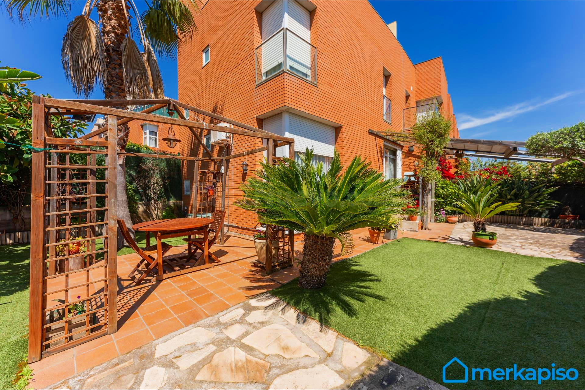 CASA ESQUINERA VILADECANS ,CON UN AMPLIO GARAJE Y JARDIN .CERCA DE TODOS LOS SERVICIOS
