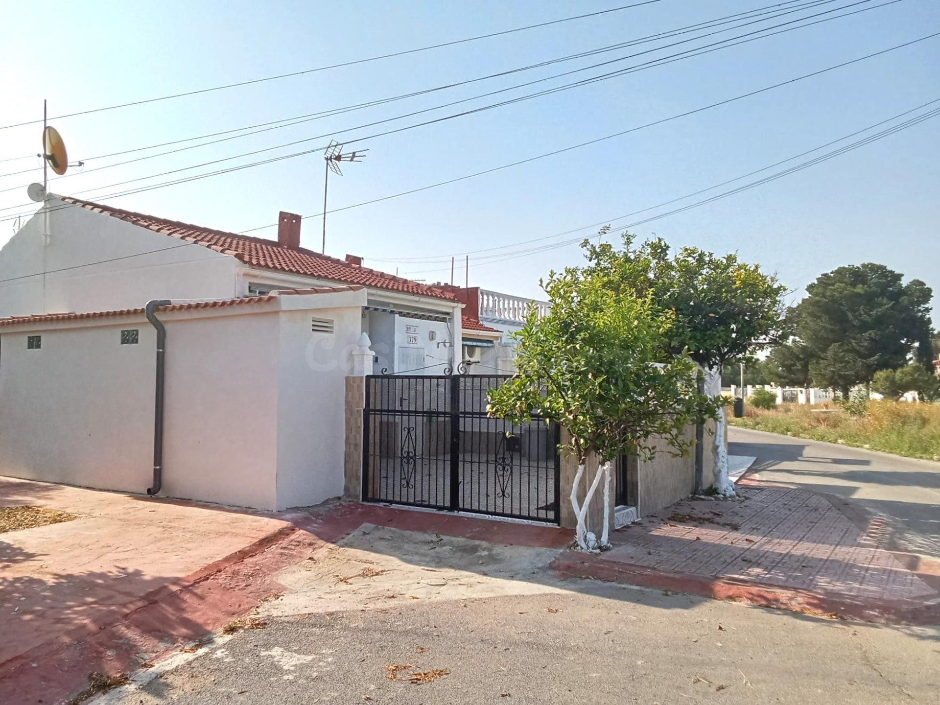 Bungalow de planta baja, reformado, 2 dormitorios, 1 baño, gran terraza, sin vecinos arriba, en Las Torretas
