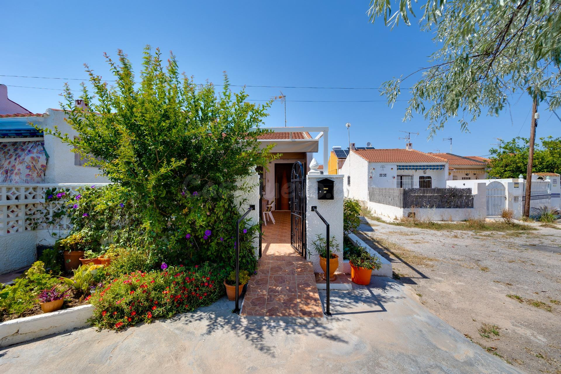 CASA EN VENTA EN TORREVIEJA CON JARDIN PRIVADO Y ORIENTACION SUR