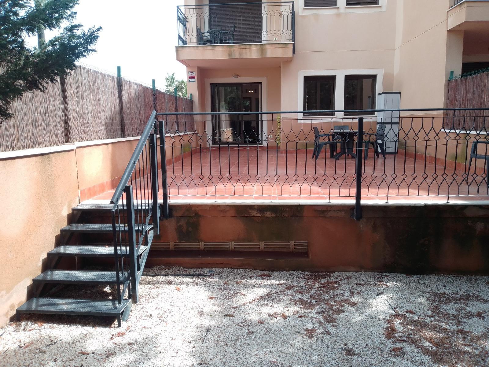 Planta baja con amplia terraza de 39m2 y jardín de 47m2 para inversión cerca de la playa en Águilas (Murcia)