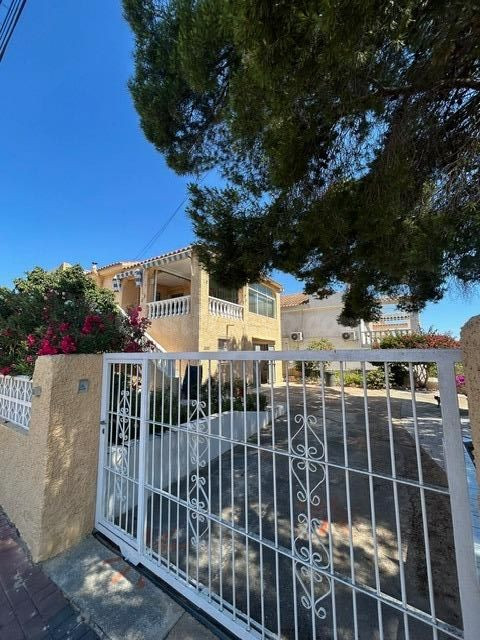 Chalet independiente con parcela y sótano en Los Balcones, Torrevieja